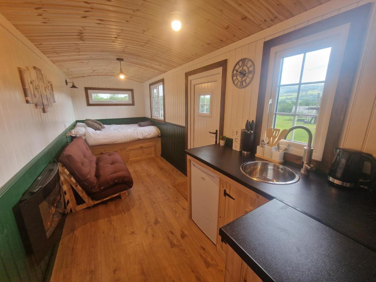 Cwtch Glamping Shepherds Huts 阿伯加文尼 外观 照片