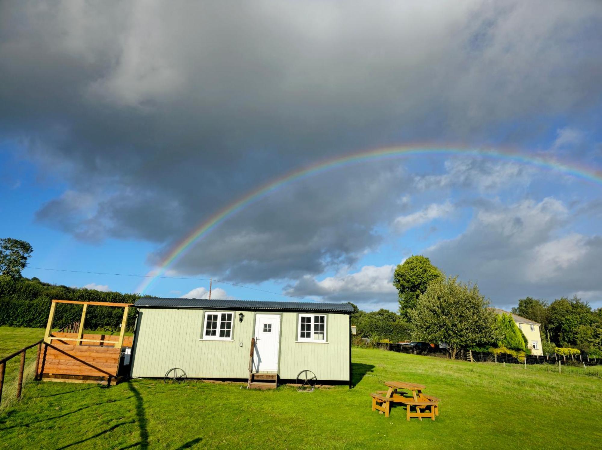 Cwtch Glamping Shepherds Huts 阿伯加文尼 外观 照片
